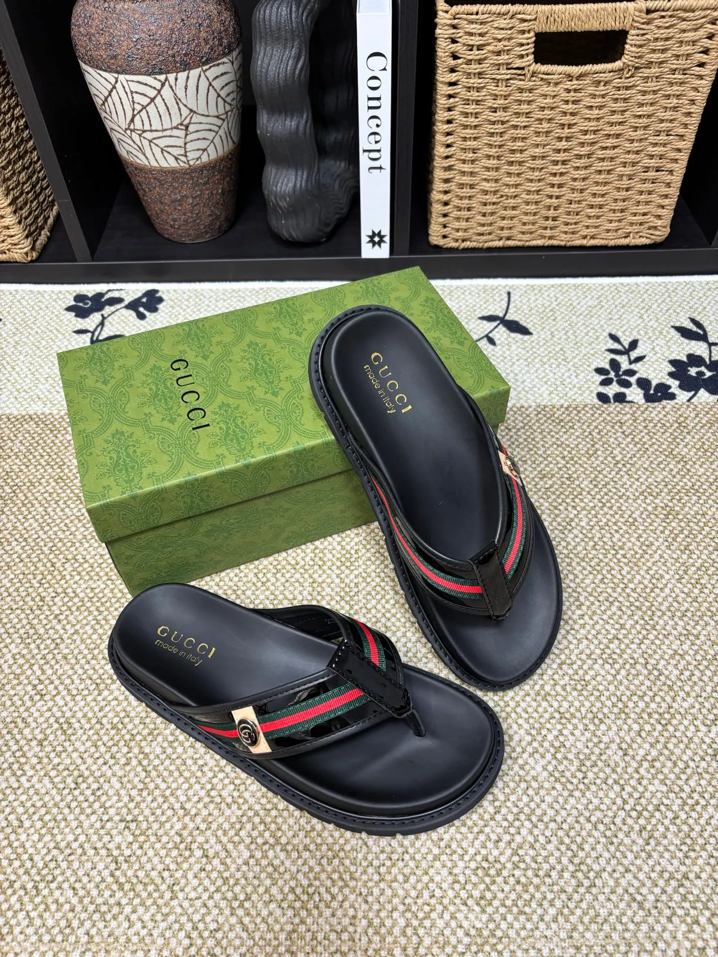 Factory 💰 300 yuan Gucci slippers] high-end men's shoes brand official website 1:1 latest masterpiece: original mold customization, the fabric is made of imported original materials, upgraded outsole, lighter and non-slip. The market's top quality, simple yet tasteful, a must-have for fashionistas, fashionable at your feet, full of confidence, the same style at the counter 👍The season of summer slippers is here. Code: 38-45 (45 customized)